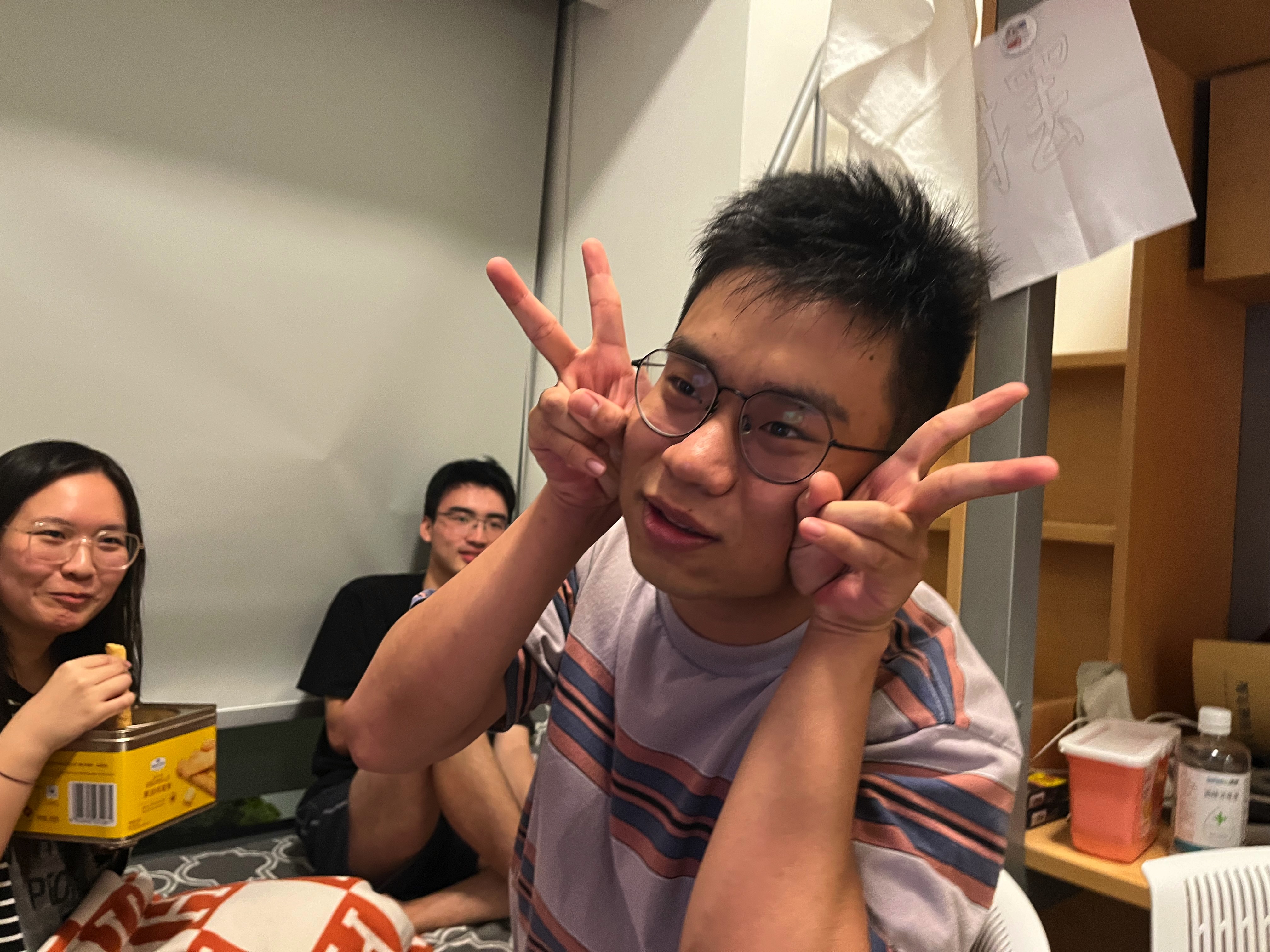 其他人我不确定，陈曦是真的有酒瘾